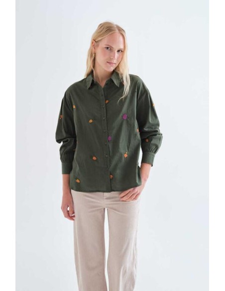 CAMISA 100% ALGODÓN CON BORDADOS DE VEGETALES.