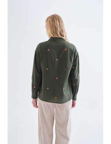 CAMISA 100% ALGODÓN CON BORDADOS DE VEGETALES.