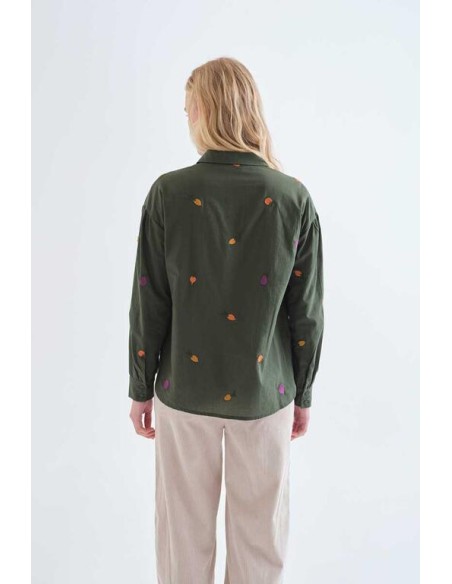 CAMISA 100% ALGODÓN CON BORDADOS DE VEGETALES.