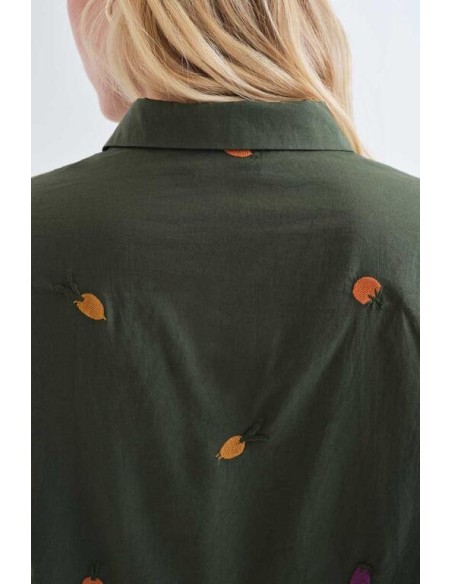CAMISA 100% ALGODÓN CON BORDADOS DE VEGETALES.