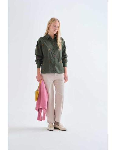 CAMISA 100% ALGODÓN CON BORDADOS DE VEGETALES.