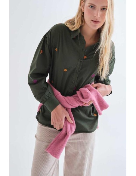 CAMISA 100% ALGODÓN CON BORDADOS DE VEGETALES.