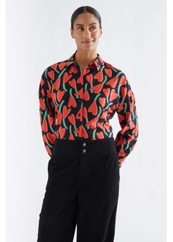 CAMISA CON ESTAMPADO CICLAMEN.