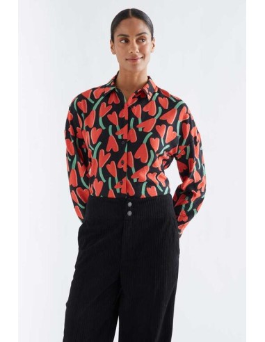 CAMISA CON ESTAMPADO CICLAMEN.
