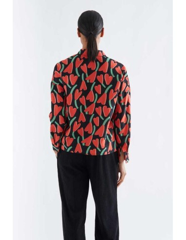 CAMISA CON ESTAMPADO CICLAMEN.