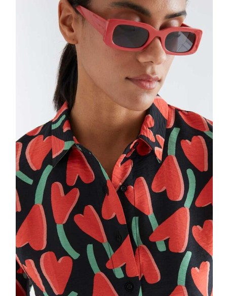 CAMISA CON ESTAMPADO CICLAMEN.