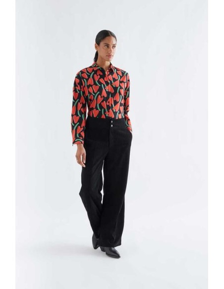 CAMISA CON ESTAMPADO CICLAMEN.