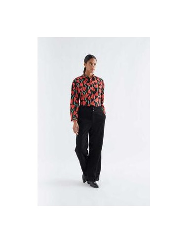 CAMISA CON ESTAMPADO CICLAMEN.