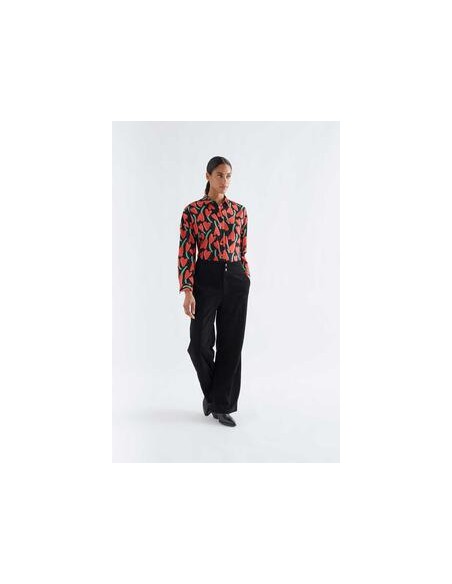 CAMISA CON ESTAMPADO CICLAMEN.