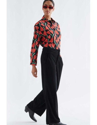 CAMISA CON ESTAMPADO CICLAMEN.